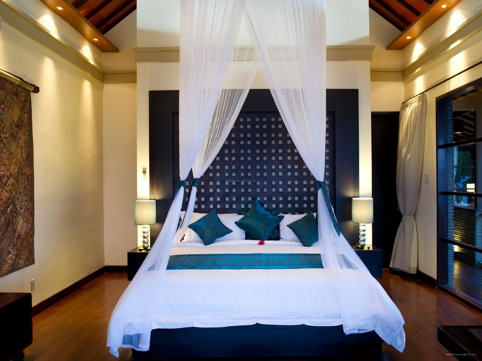 Villa beachfront Pantai batubelig seminyak