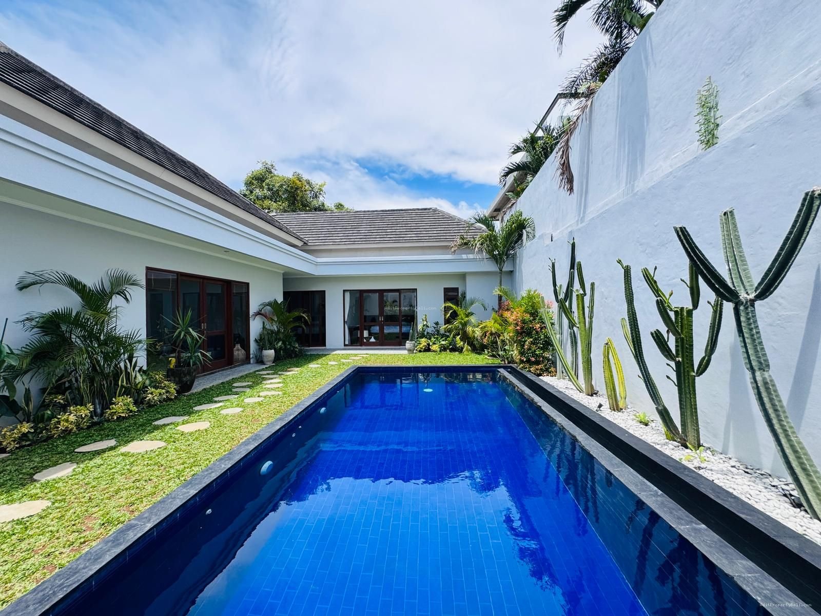 Villa modern tropical canggu bali