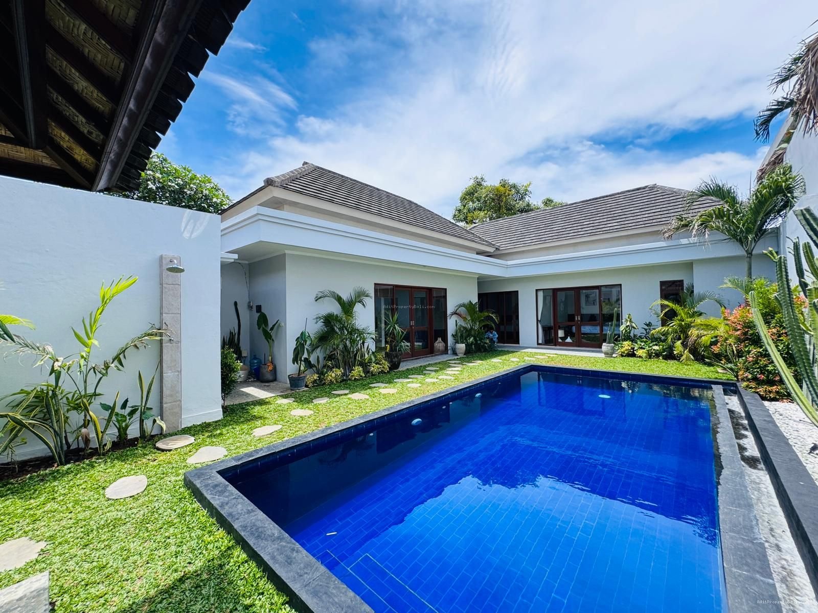 Villa modern tropical canggu bali