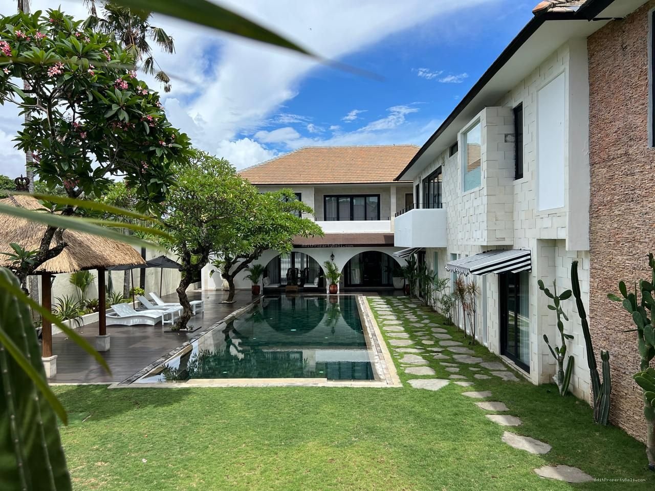Villa luxury Batubelig seminyak bali