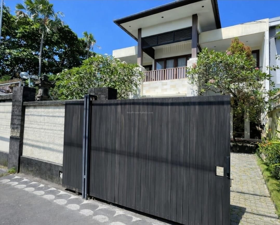 Rumah Semi Villa Tukad Badung Renon Denpasar Bali