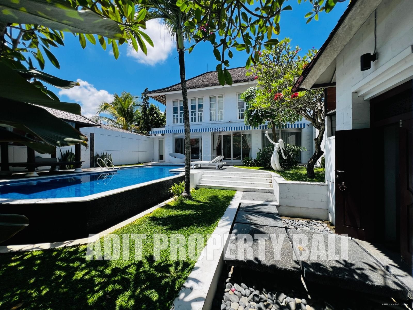 Villa modern bumbak umalas bali