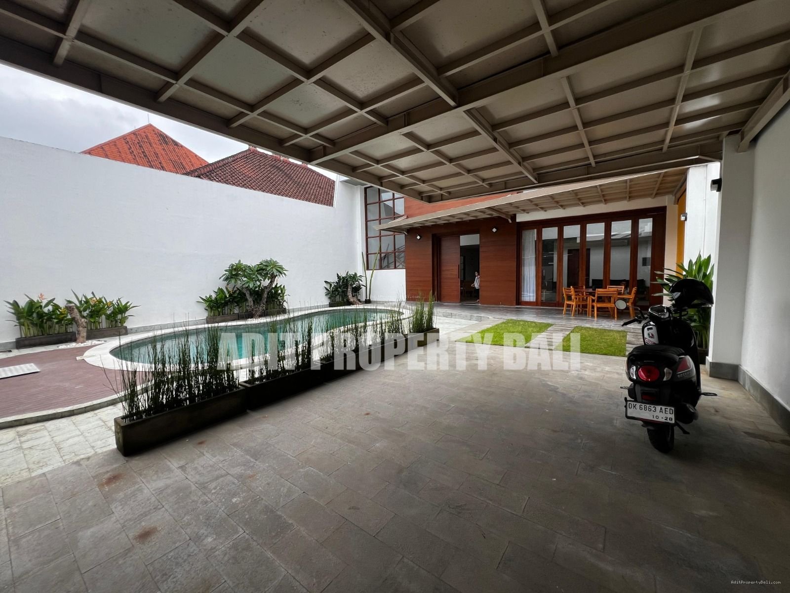 Villa Modern Taman Sari Kerobokan Bali